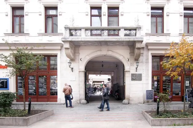 Gozsdu Court