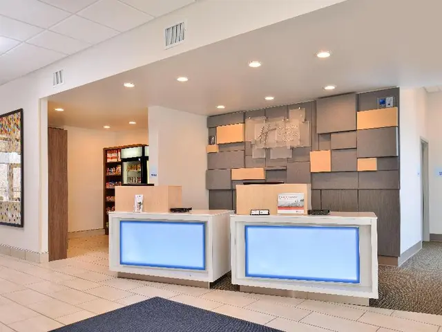 Holiday Inn Express Suites Brighton South Us 23