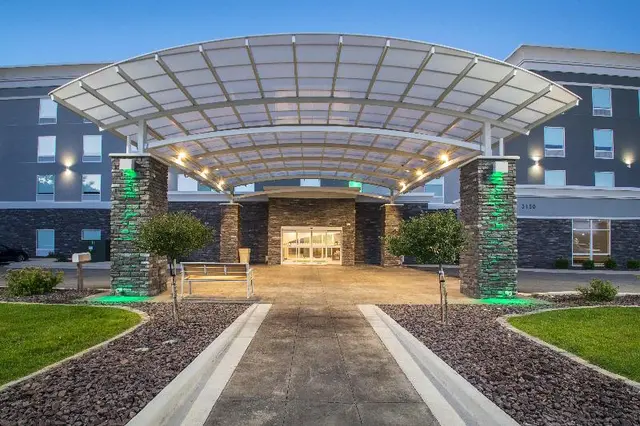 Holiday Inn & Suites Decatur-Forsyth By IHG