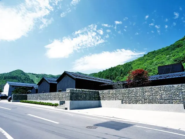 OTARU RETREAT by Onko Chishin