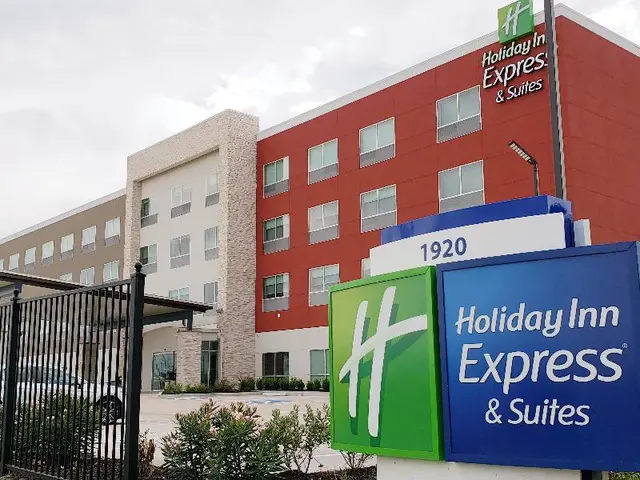 Holiday Inn Express & Suites Houston IAH Beltway 8
