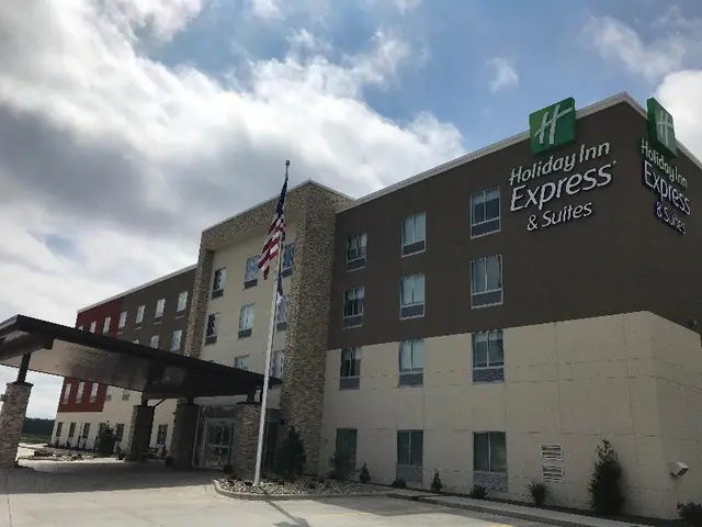 Holiday Inn Express Suites Hannibal Medical Center