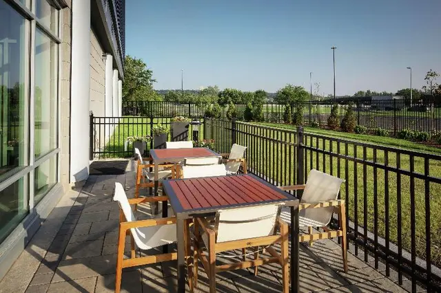 Hampton Inn & Suites Teaneck Glenpointe