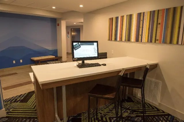 Holiday Inn Express Dayton Sw University Area