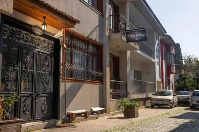 Old Town Deluxe Flats