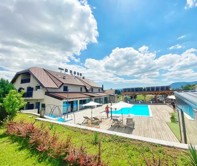 16 Lakes Hotel