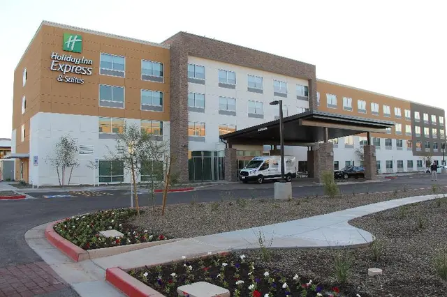 Holiday Inn Express & Suites Phoenix - Airport No