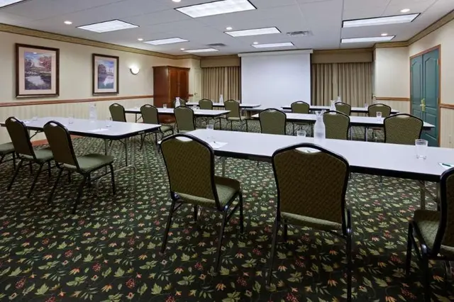 Country Inn & Suites by Radisson, Albertville, MN