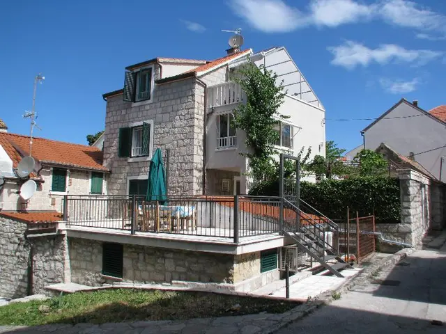 Split Center Suites