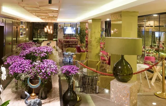 Nun By Laren Hotels