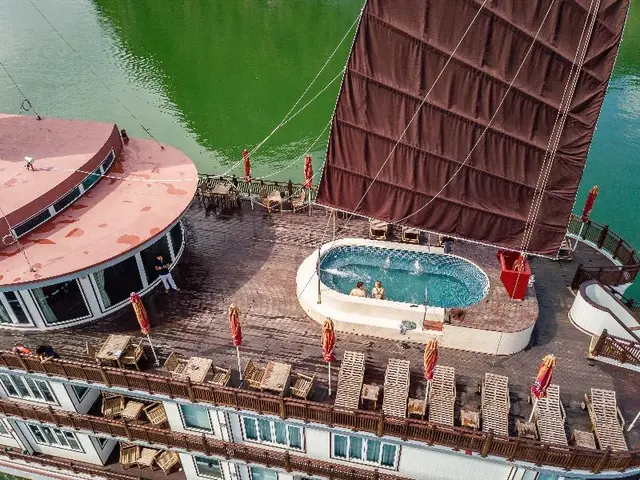 Heritage Line Ginger Cruise-Ha Long Bay and Lan Ha
