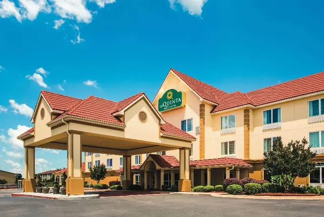 La Quinta Inn Suites By Wyndham Russellville