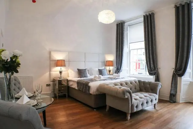 Edinburgh Castle Apartments And Suites