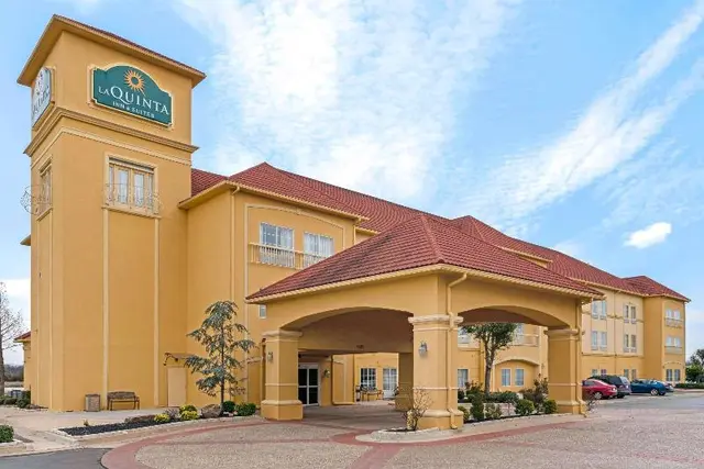 La Quinta Inn Suites By Wyndham Shawnee