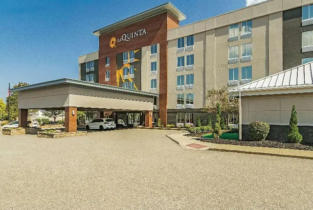 La Quinta Inn Suites Cleveland Airport West