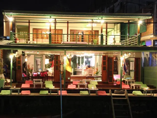 Baanrak Amphawa Homestay