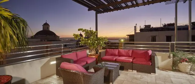 Decanter Hotel