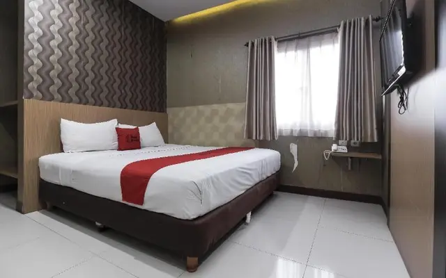 Formerly Reddoorz Plus Tuparev Cirebon