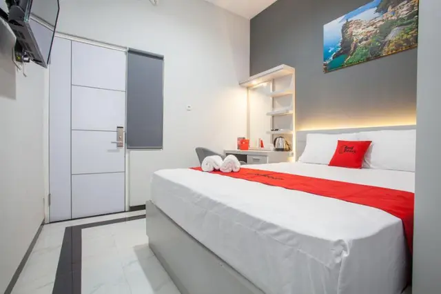 RedDoorz Plus near Politeknik Negeri Malang