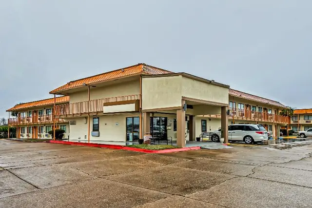 OYO Hotel Lake Charles Hwy 10