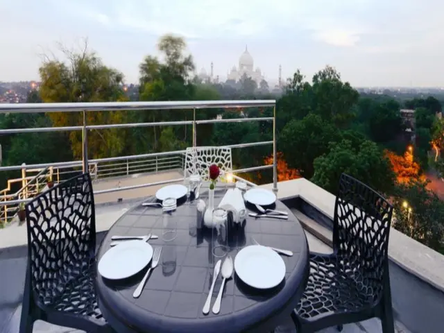 Hotel Atulyaa Taj