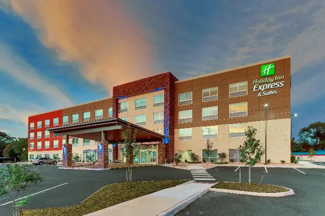 Holiday Inn Express & Suites Roanoke Civic Center