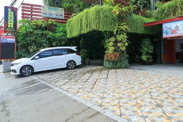 Labuana Homestay and Cafe Garden Makassar by ZUZU