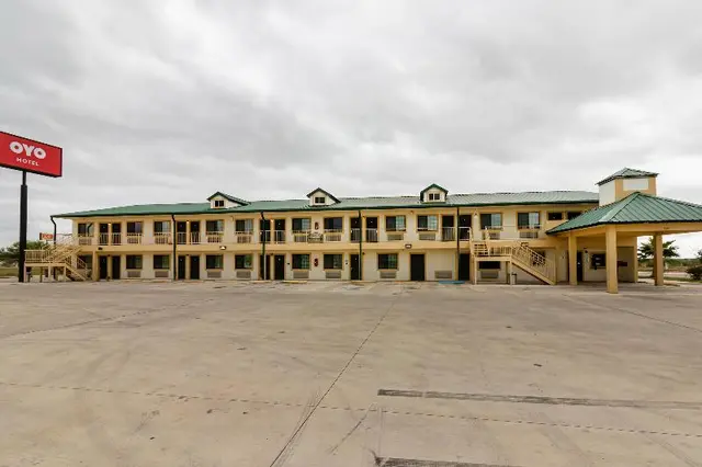 OYO Garden Inn and Suites Pearsall I-35 East