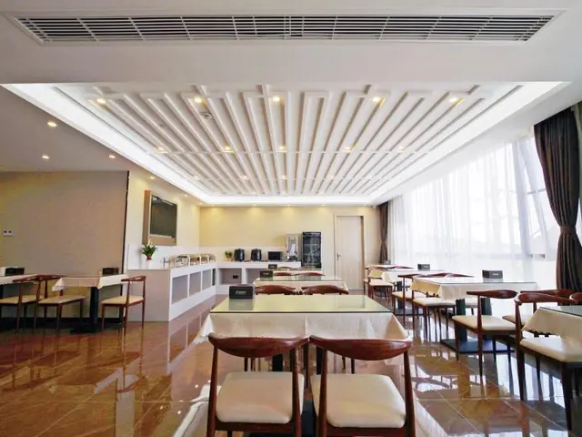 GYA Hotel (Jingjiang Gongsuo Bridge)