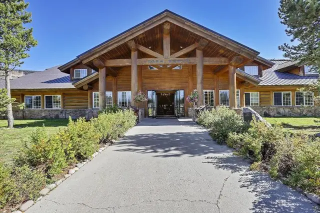 Headwater S Lodge Cabins At Flagg Ranch