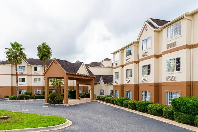 Red Roof Plus+ & Suites Savannah - I-95
