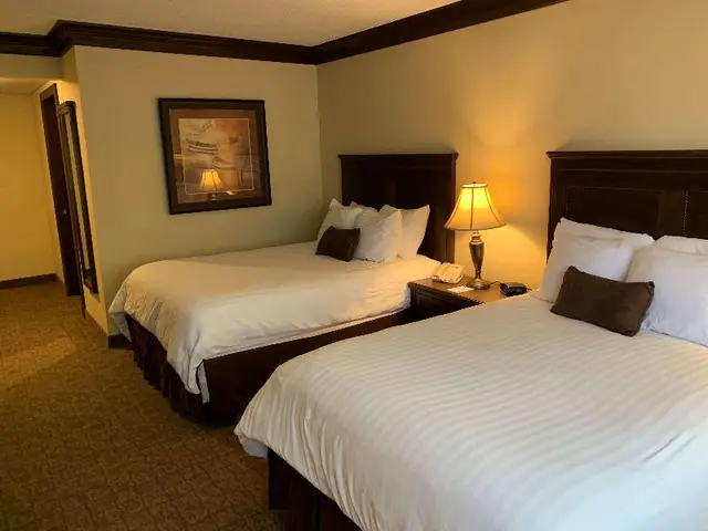 Fourwinds Lakeside Inn & Marina