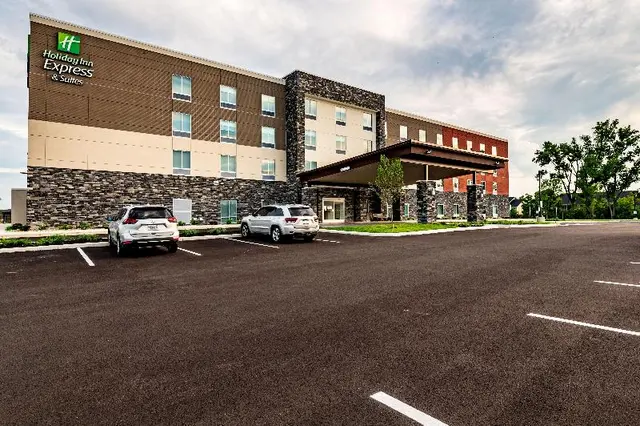 Holiday Inn Express and Suites Dayton East Beaverc