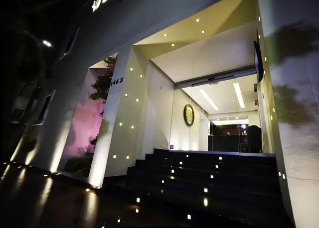 Six Hotel
