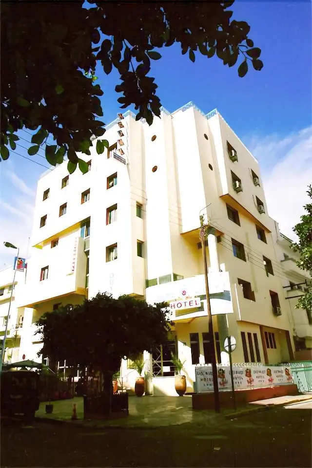 Hotel East West