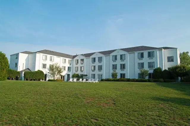 Charlevoix Inn & Suites SureStay Collection by Bes