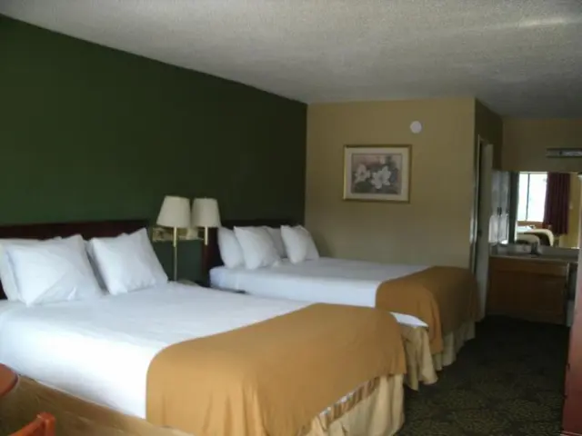 Admiralty Suites & Inn