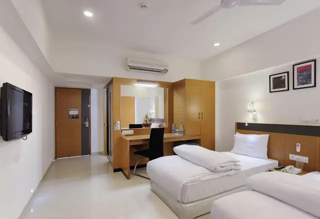 Hi5 Hotel & Experience