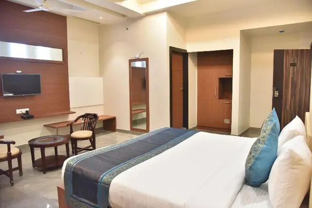 Hotel R K Grand