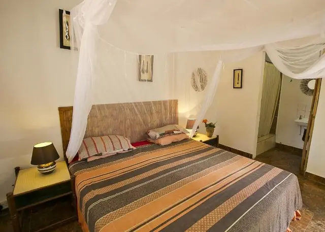 Shoestrings Backpackers & Bar