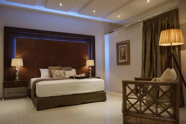 Hotel 2001