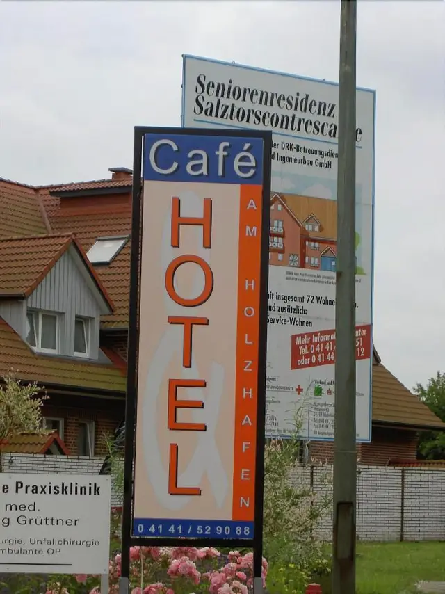 Café & Hotel am Holzhafen