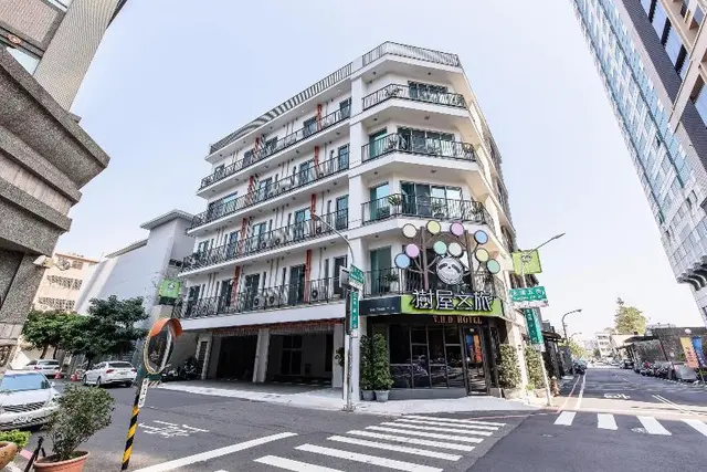 Treehouse Hostels