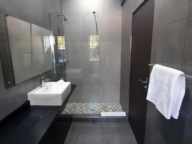 La Orchard Hotel