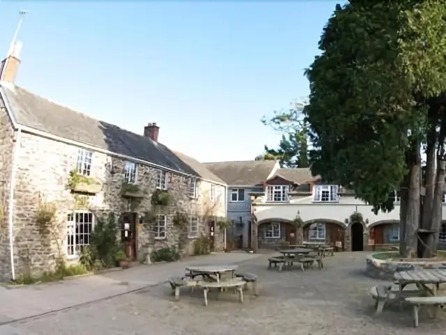 The Crooked Inn - Inn