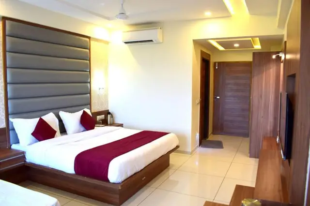 Hotel Royal Square By Sky Stays