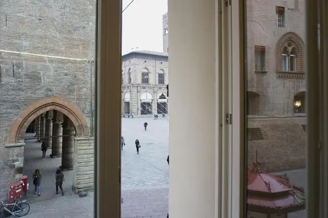 Casa Isolani Piazza Maggiore 1.0