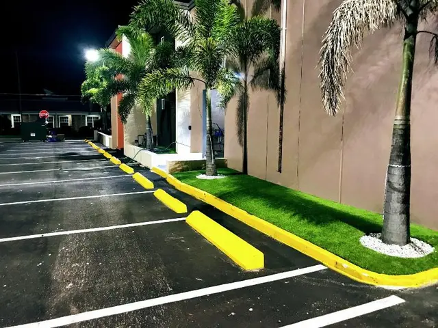 Tropical Inn & Suites