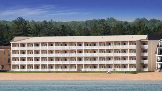 Mackinaw Beach & Bay Inn & Suites