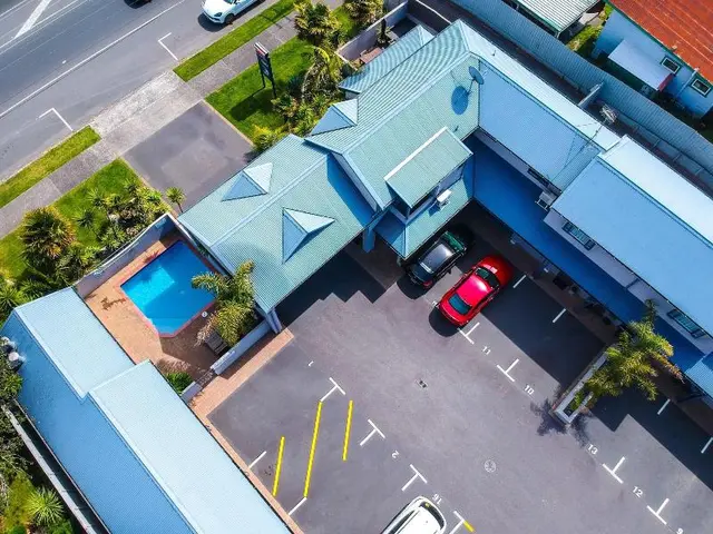 Aquarius Motor Inn